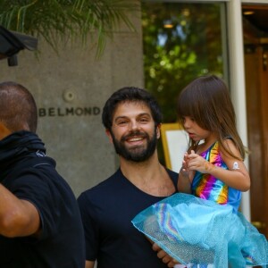 Duda Nagle carregava a filha, Zoe, no colo na saída do Copacabana Palace