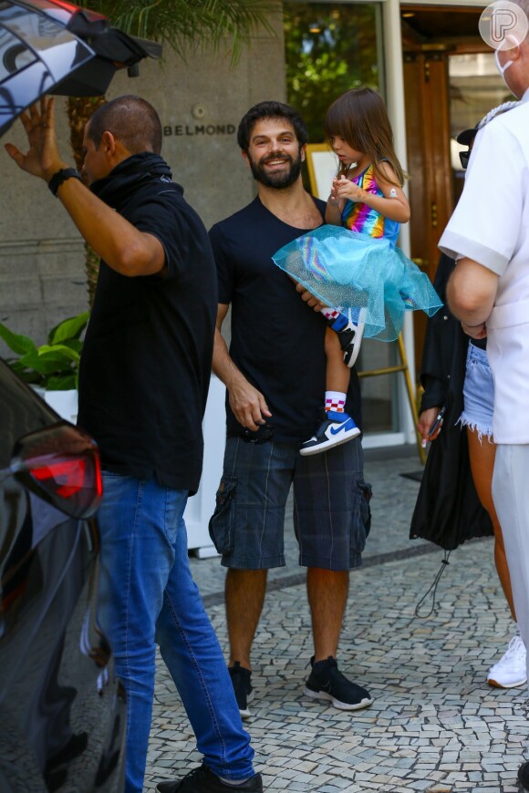 Duda Nagle carregava a filha, Zoe, no colo na saída do Copacabana Palace