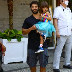 Duda Nagle distribuiu sorrisos e posou com a filha, Zoe, na saída do hotel