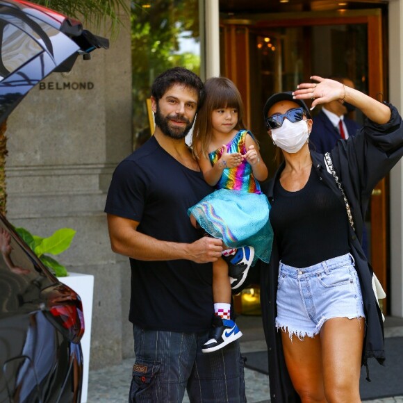 Simpáticos, Sabrina Sato e Duda Nagle se reuniram para fotos na saída do hotel