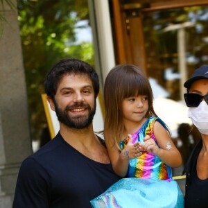 Zoe, filha de Sabrina Sato e Duda Nagle, roubou a cena com look em clima de Carnaval