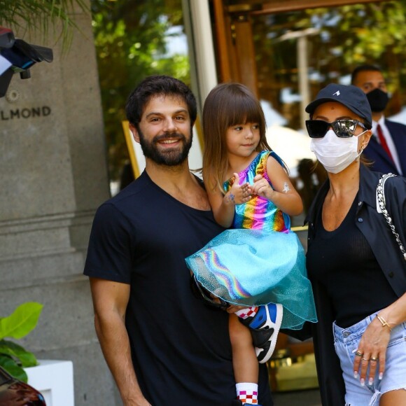 Zoe, filha de Sabrina Sato e Duda Nagle, roubou a cena com look em clima de Carnaval