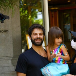 Sabrina Sato e Duda Nagle posam com a filha, Zoe, na porta do Copacabana Palace
