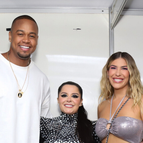 Maraisa posou com o casal Léo Santana e Lorena Improta em bastidor de show