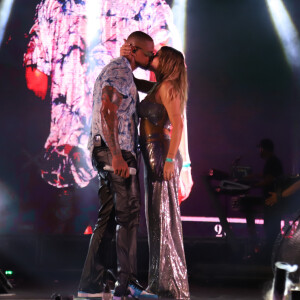 Lorena Improta trocou beijos com Leo Santana em show do cantor