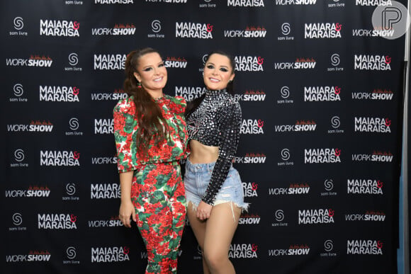 Maraisa apostou top e short jeans curto para show com Maiara no Rio