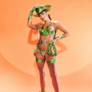 Maquiagem de Anitta no Carnaval: cantora é fã de cores vibrantes e combina visual com as roupas