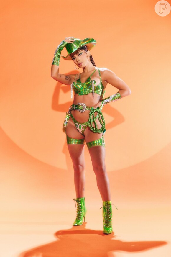 Maquiagem de Anitta no Carnaval: cantora é fã de cores vibrantes e combina visual com as roupas