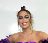 Anitta escolheu tom de roxo metálico para make de Carnaval em SP
