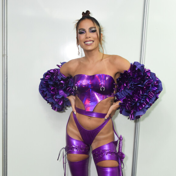 Anitta escolheu tom de roxo metálico para make de Carnaval em SP