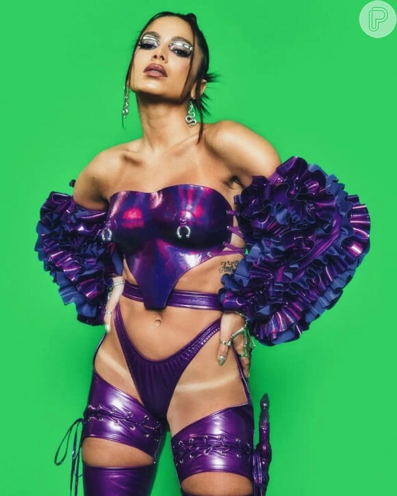 Anitta é fã de makes poderosas e no Carnaval abusou de cores e elementos autênticos