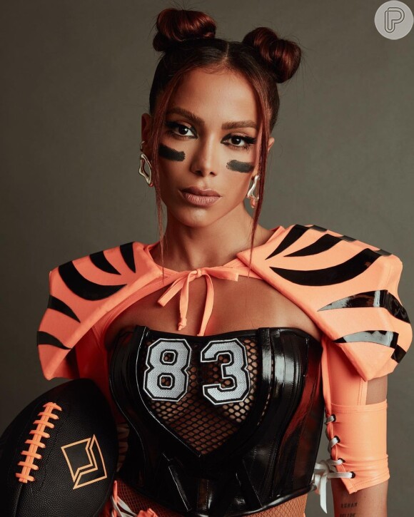 Anitta é fã de maquiagem poderosa na folia: fantasiada de jogadora de futebol americano, ela investiu em delineado preto