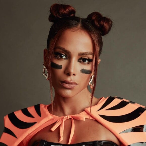 Anitta é fã de maquiagem poderosa na folia: fantasiada de jogadora de futebol americano, ela investiu em delineado preto
