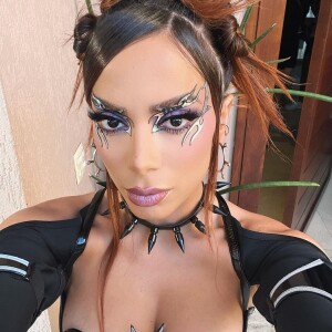 Anitta usou delineados vendidos prontos em sua make de Carnaval