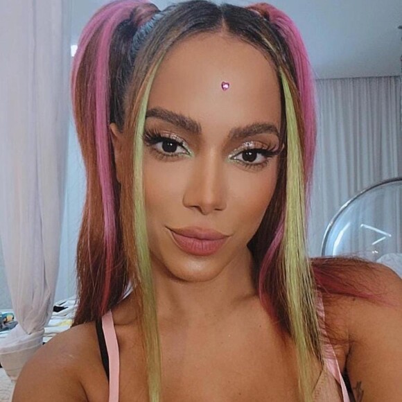 Anitta é fã de maquiagens com tons metalizados, como o visual dessa foto
