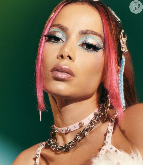 Maquiagem de Anitta teve tons metalizados no Carnaval