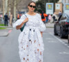 Vestido branco com modelagem wide é uma das tendências na Semana de Moda de Paris