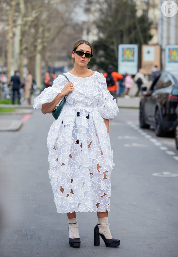 Vestido branco com modelagem wide é uma das tendências na Semana de Moda de Paris
