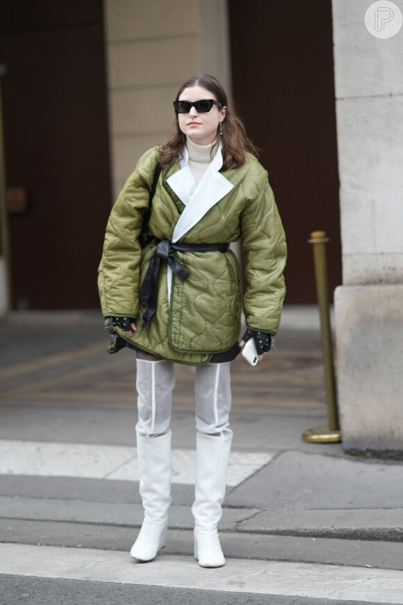 Casaco puffer oversized + botas brancas na altura da coxa: esse combo foi a escolha de fashionista em Semana de Moda de Paris
