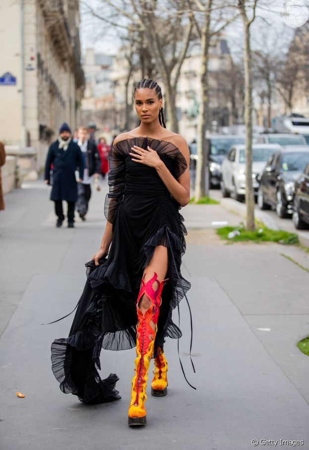 Botas coloridas que vão além da coxa: esse calçado apareceu bastante no street style da Semana de Moda de Paris