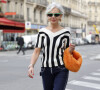 Tendência da Semana de Moda de Paris, a pelúcia apareceu em bolsa e sandália nesse outfit de Grace Ghanem