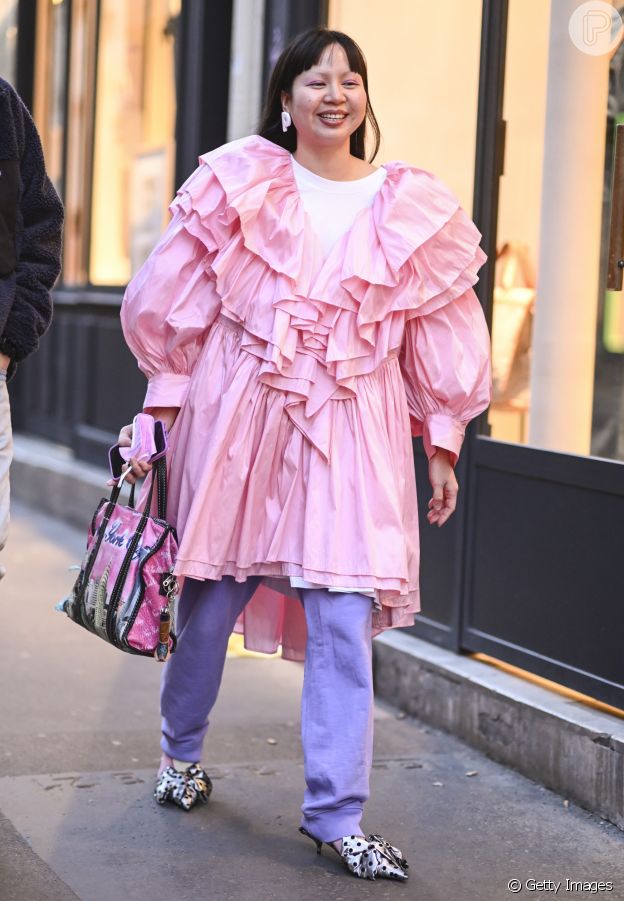 Vestido wide é destaque no street style de Paris na semana de moda da cidade