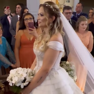 Solange Almeida usou vestido de noiva longo e cabelos ondulados em casamento