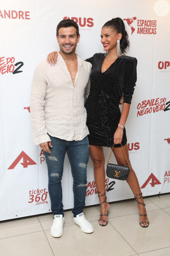 Sertanejo Mariano e a modelo Jakelyne Oliveira estão juntos desde 2020