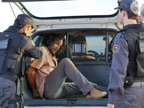 Donato (Luiz Carlos Vasconcelos) é detido como suspeito pelo atropelamento de um casal de turistas