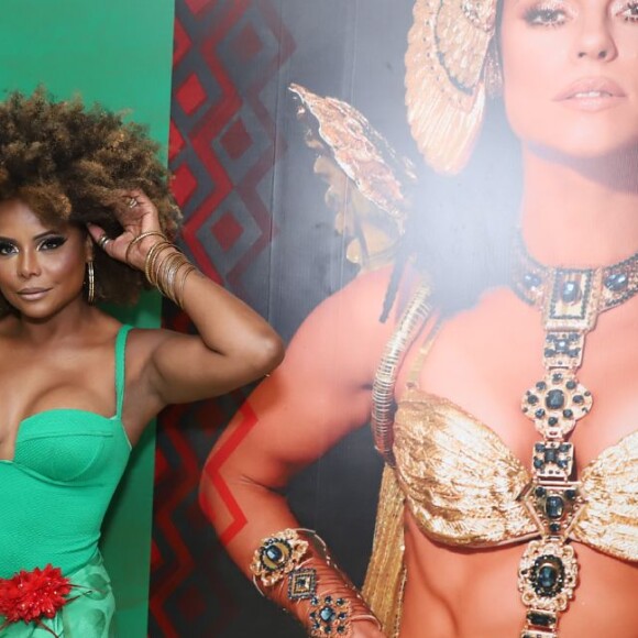 Adriana Bombom, musa da Grande Rio, marcou presença no ensaio com vestido verde