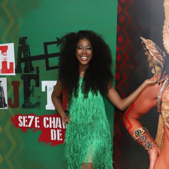 Camilla de Lucas brilhou com o cabelo natural e um vestido repleto de franjas em ensaio da Grande Rio