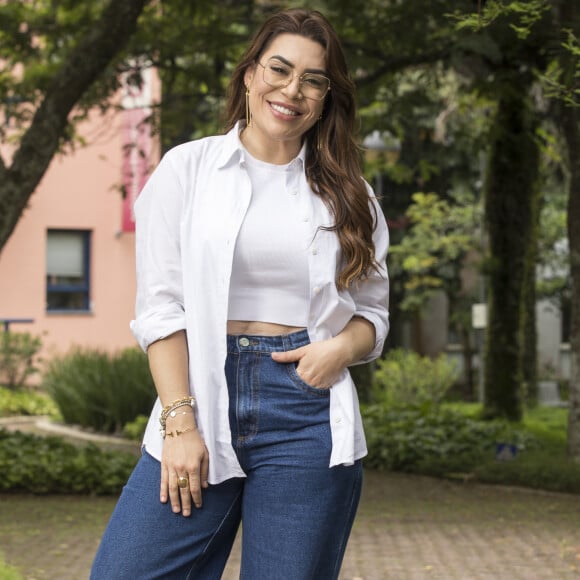 Naiara Azevedo foi acusada de imitar a pose de uma famosa foto de Marília Mendonça