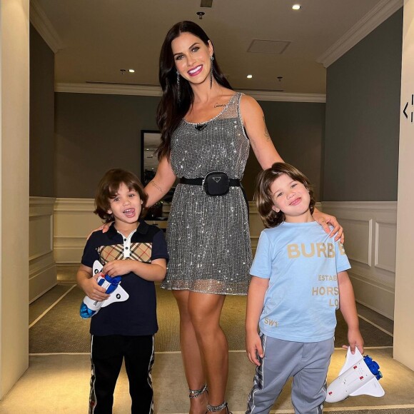 Andressa Suita não tem babás e cuida dos dois filhos sozinha