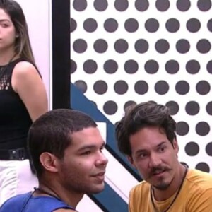 'BBB 22': Vyni já se mostrou preocupado com o affair entre Eli e Natália