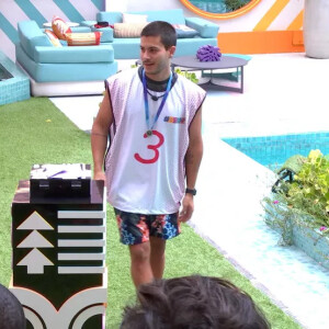 'BBB 22': Arthur Aguiar colocou o colar de Anjo pela terceira vez e avisou que o Monstro não seria dado a ninguém do VIP