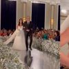 Casamento da filha de Roberto Justus: Luíza Justus usou vestido de noiva com estrelas bordadas na lateral