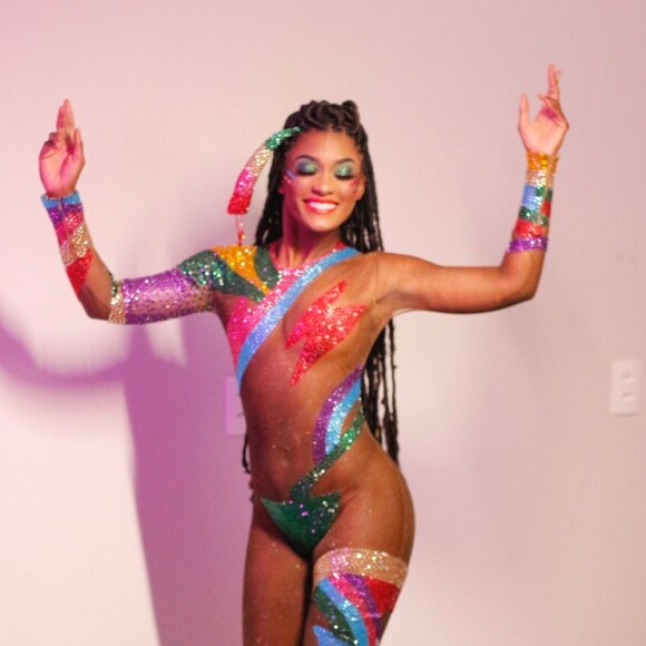 Erika Januza usa fantasia inspirada em Globeleza de 1994