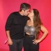Simone Mendes e o marido, Kaká Diniz, trocaram beijos em festa de Gkay