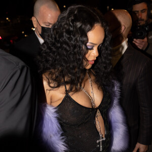 Vestido com transparência e recortes foi aposta de Rihanna na gravidez durante visita à cidade de Milão