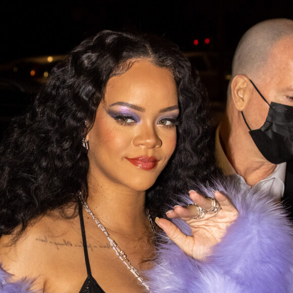 Grávida, Rihanna alia trends confortáveis, como a pelúcia, a outras mais apimentadas, como a transparência.