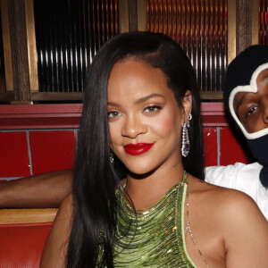 Looks em cores vibrantes e com brilho fazem parte da moda gestante de Rihanna
