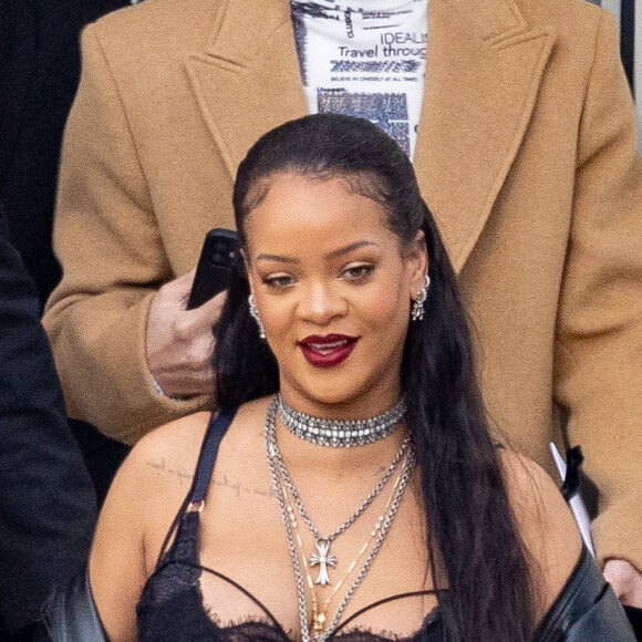 Rihanna aliou lingerie à mostra e baby doll durante passagem pela Semana de Moda de Paris