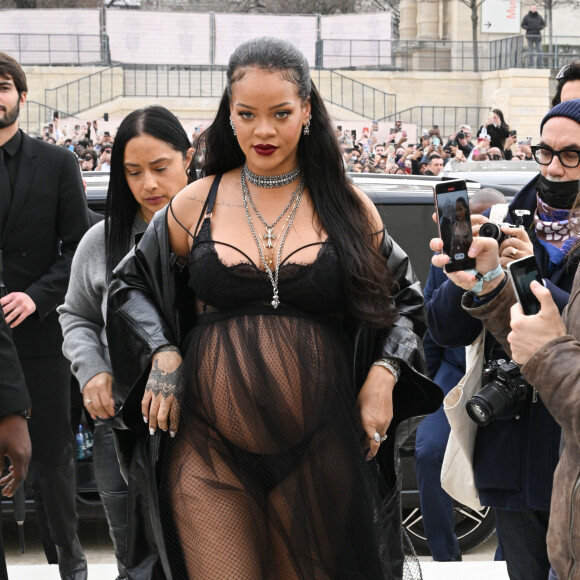 Look de Rihanna, grávida, para PFW tinha baby doll midi de renda e com transparência