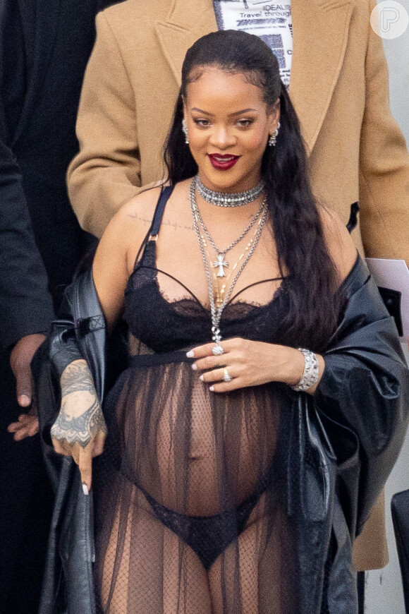 Transparência é uma das trends favoritas de Rihanna na gravidez