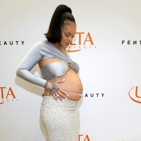 O estilo de Rihanna não mudou com a graviez: cantora ama peças com recortes e deixa barriga à mosta em diferentes outfits.