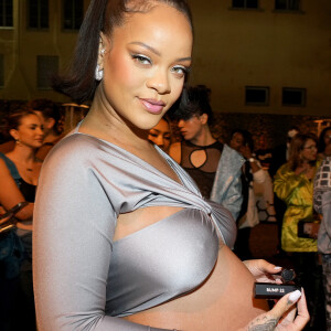 Gravidez de Rihanna: cantora não tem medo de quebrar ultrapassados de moda em seus looks