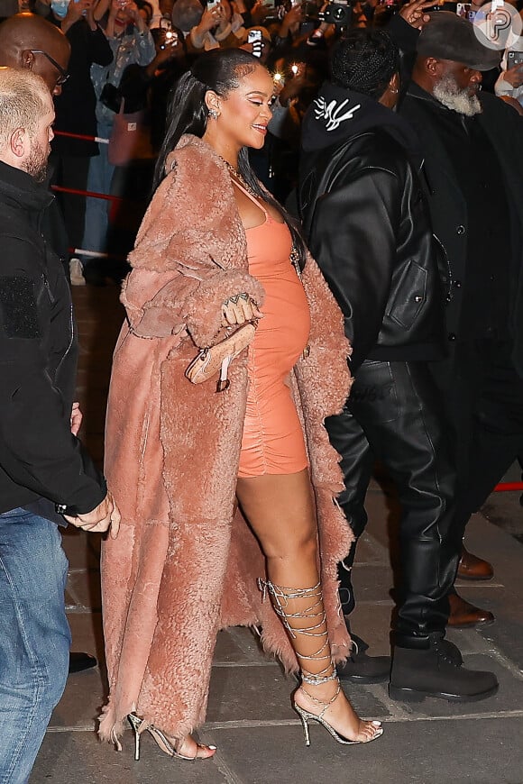 Rihanna não dispensa o salto na gravidez durante aparições em público