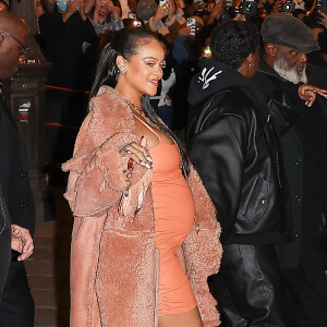Rihanna, grávida, combinou vestido curto e ajustado ao corpo com sandálias gladiadoras