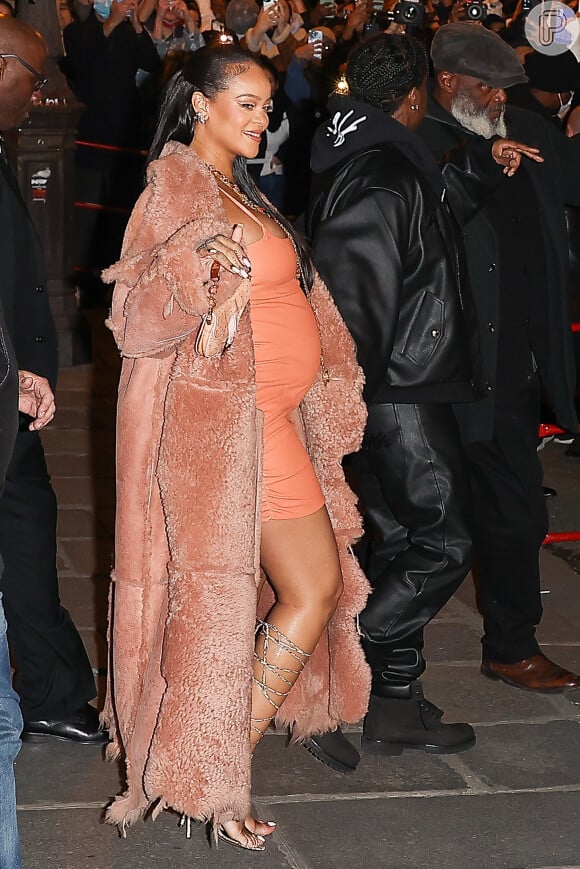 Rihanna, grávida, combinou vestido curto e ajustado ao corpo com sandálias gladiadoras