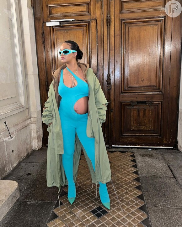 Macacão com recorte na barriga e decote assimétrico: look de gravidez de Rihanna quebra tabus sobre moda gestante.